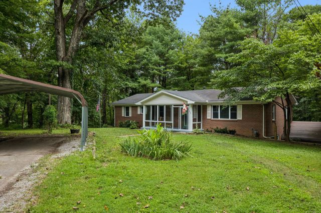 302 W Point Dr, Lafayette, TN 37083