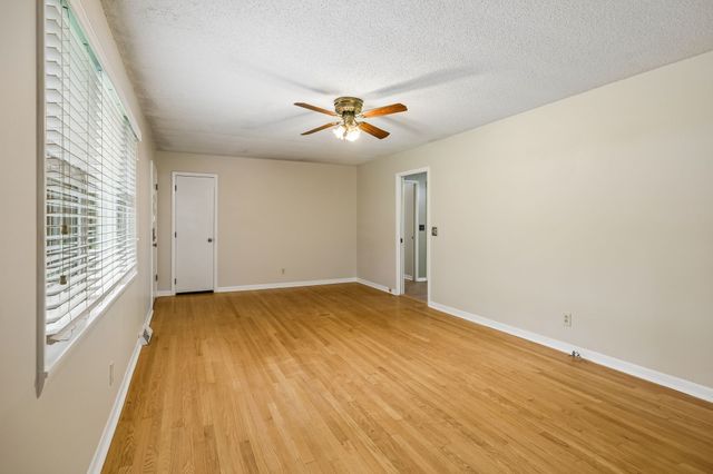 302 W Point Dr, Lafayette, TN 37083