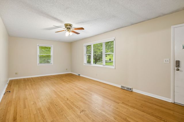 302 W Point Dr, Lafayette, TN 37083