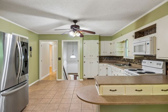 302 W Point Dr, Lafayette, TN 37083