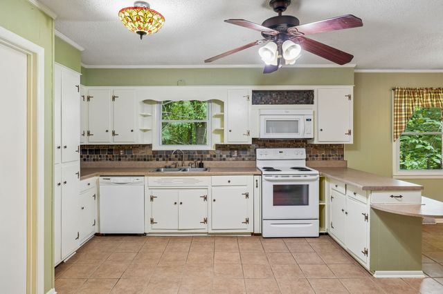 302 W Point Dr, Lafayette, TN 37083