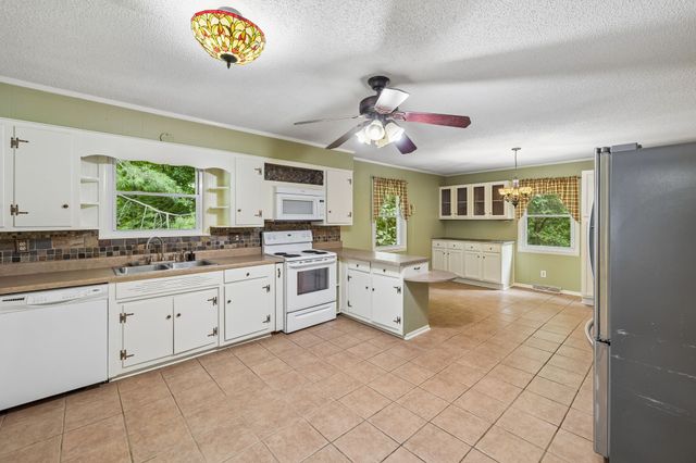 302 W Point Dr, Lafayette, TN 37083