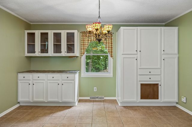 302 W Point Dr, Lafayette, TN 37083
