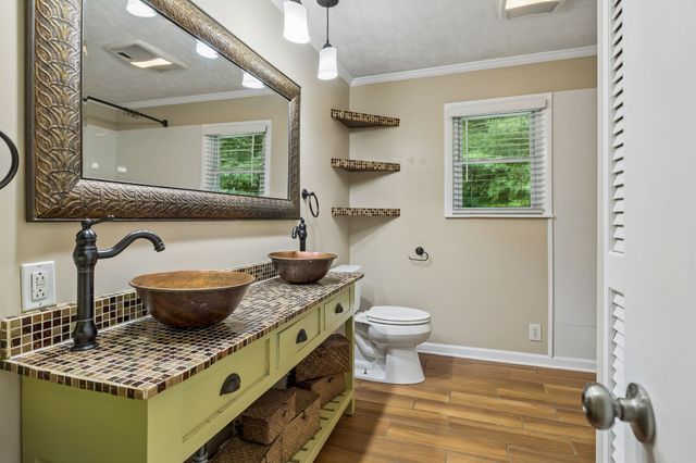 302 W Point Dr, Lafayette, TN 37083