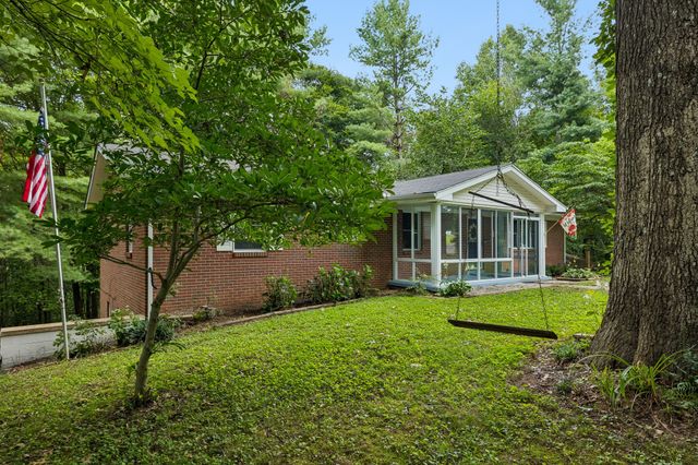 302 W Point Dr, Lafayette, TN 37083