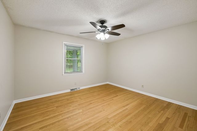 302 W Point Dr, Lafayette, TN 37083