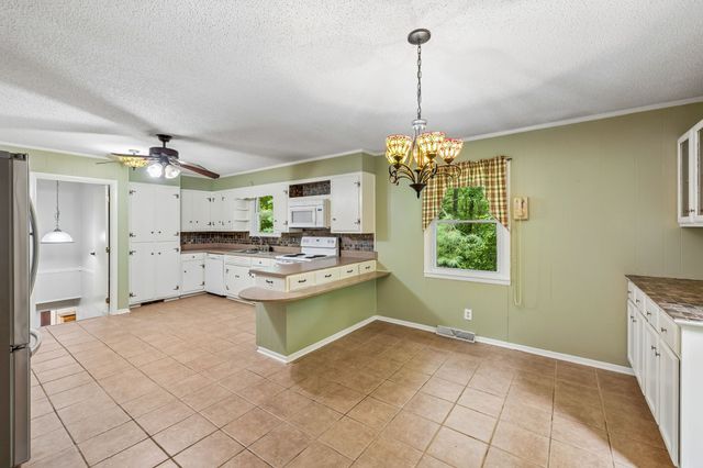 302 W Point Dr, Lafayette, TN 37083