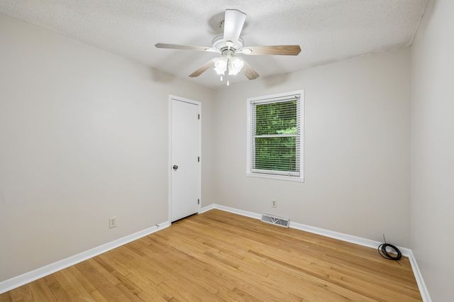 302 W Point Dr, Lafayette, TN 37083