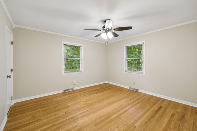 302 W Point Dr, Lafayette, TN 37083