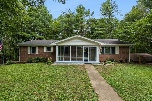 302 W Point Dr, Lafayette, TN 37083