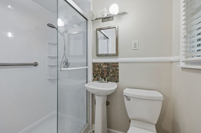 302 W Point Dr, Lafayette, TN 37083