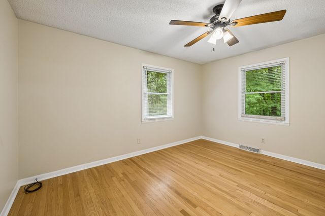 302 W Point Dr, Lafayette, TN 37083