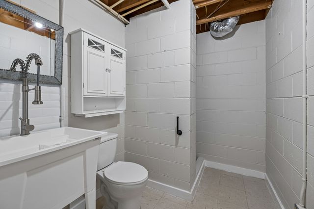 302 W Point Dr, Lafayette, TN 37083
