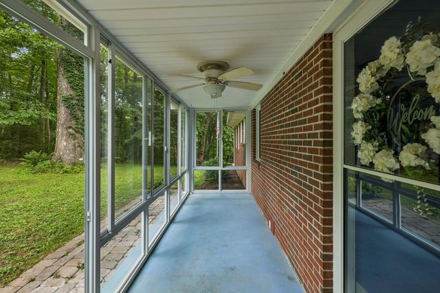 302 W Point Dr, Lafayette, TN 37083