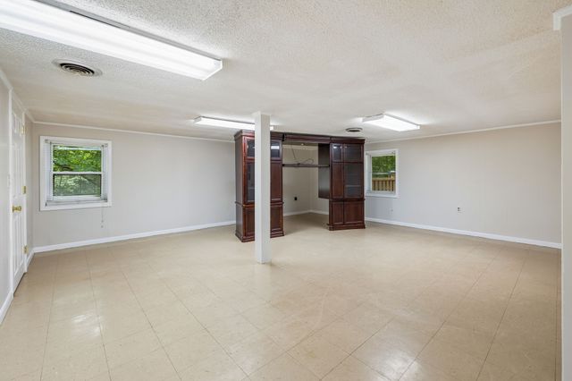 302 W Point Dr, Lafayette, TN 37083
