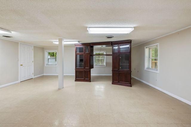 302 W Point Dr, Lafayette, TN 37083