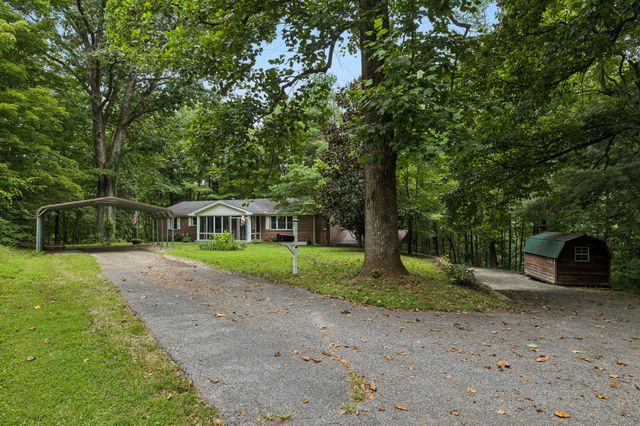 302 W Point Dr, Lafayette, TN 37083