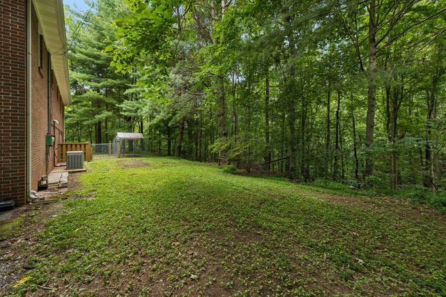 302 W Point Dr, Lafayette, TN 37083