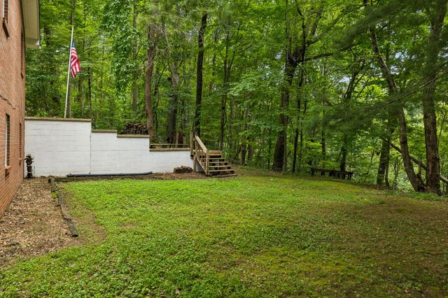 302 W Point Dr, Lafayette, TN 37083