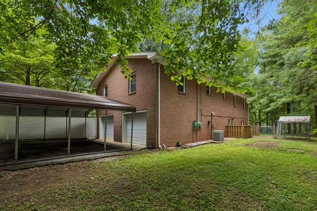 302 W Point Dr, Lafayette, TN 37083