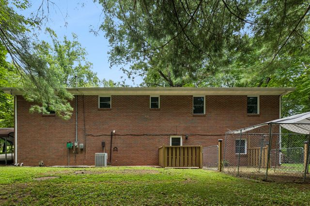 302 W Point Dr, Lafayette, TN 37083
