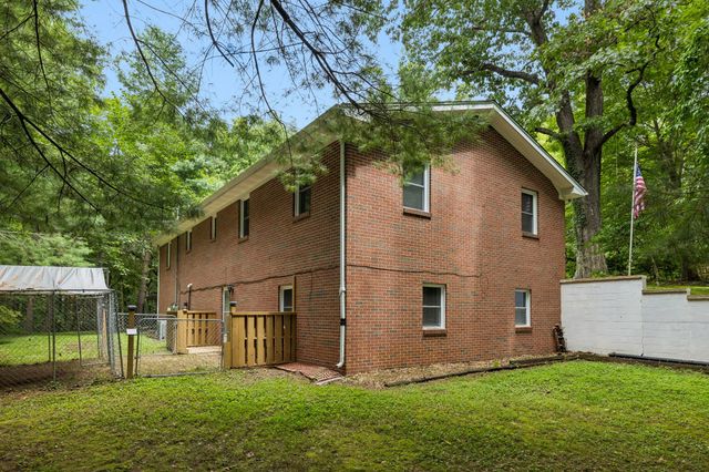 302 W Point Dr, Lafayette, TN 37083