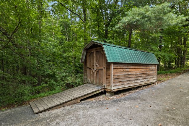 302 W Point Dr, Lafayette, TN 37083