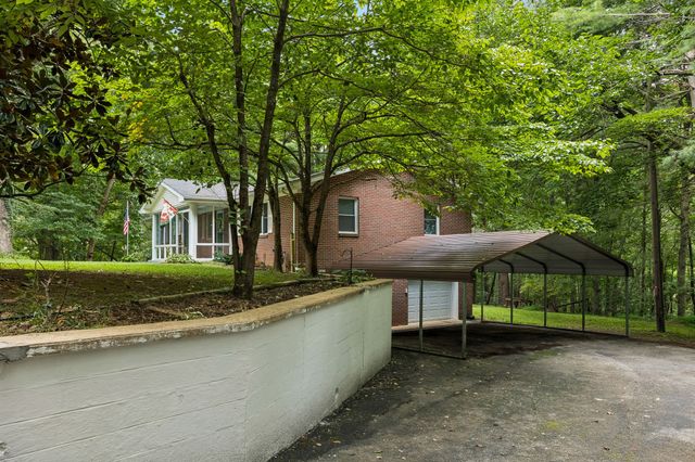 302 W Point Dr, Lafayette, TN 37083