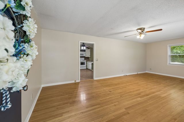 302 W Point Dr, Lafayette, TN 37083
