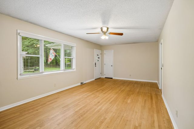 302 W Point Dr, Lafayette, TN 37083