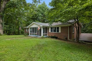 302 W Point Dr, Lafayette, TN 37083