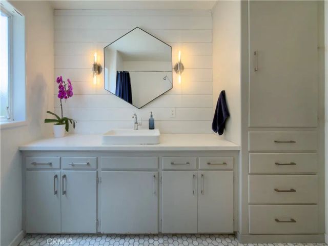 933 Coast View Drive, Laguna Beach, CA 92651