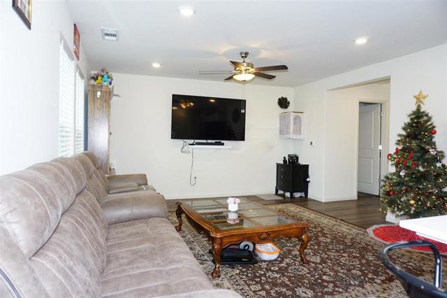 405 Greene Way, Los Banos, CA 93635