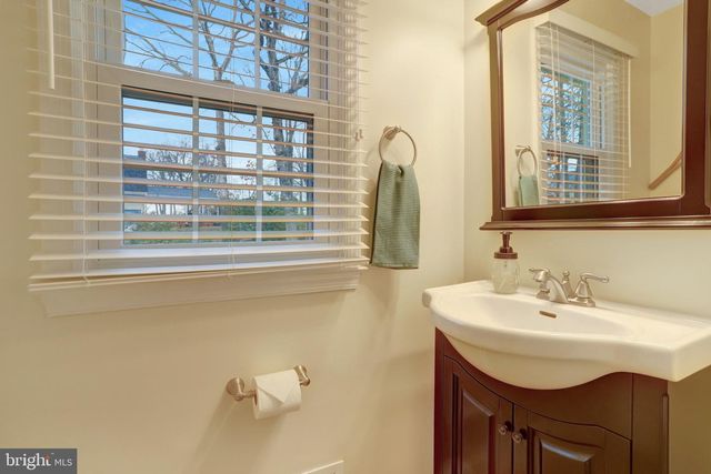 8705 SIDE SADDLE RD, Springfield, VA 22152