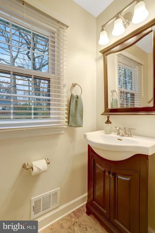 8705 SIDE SADDLE RD, Springfield, VA 22152