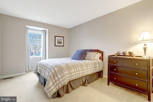 8705 SIDE SADDLE RD, Springfield, VA 22152