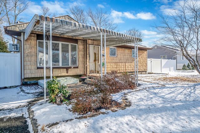 2711 Connecticut Avenue, Medford, NY 11763