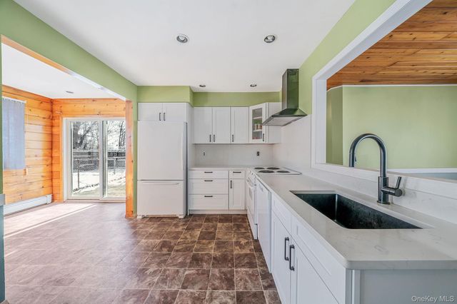 2711 Connecticut Avenue, Medford, NY 11763