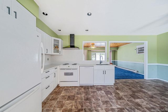 2711 Connecticut Avenue, Medford, NY 11763