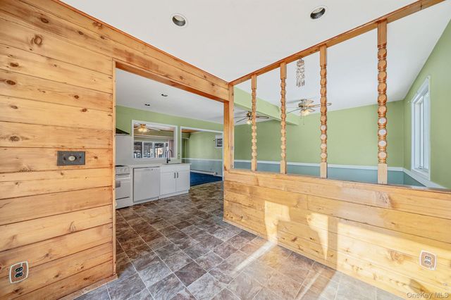 2711 Connecticut Avenue, Medford, NY 11763