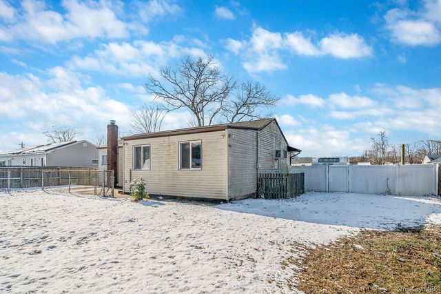 2711 Connecticut Avenue, Medford, NY 11763