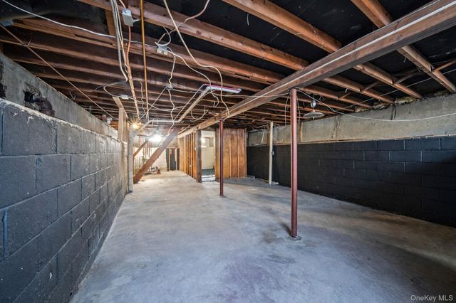 2711 Connecticut Avenue, Medford, NY 11763