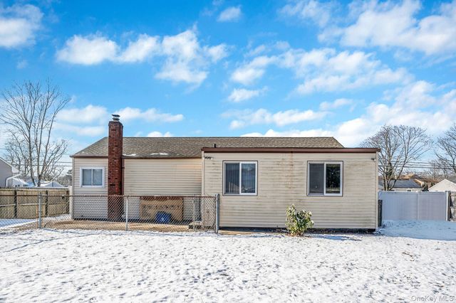 2711 Connecticut Avenue, Medford, NY 11763