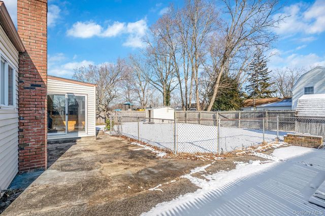 2711 Connecticut Avenue, Medford, NY 11763