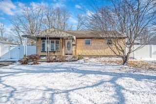 2711 Connecticut Avenue, Medford, NY 11763