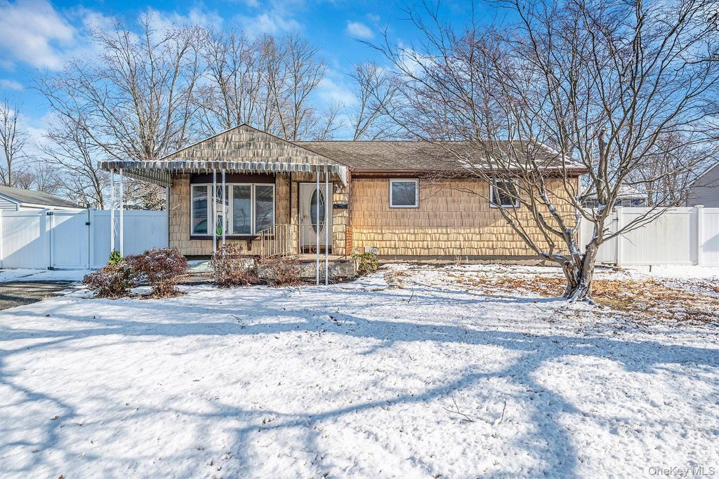 2711 Connecticut Avenue, Medford, NY 11763