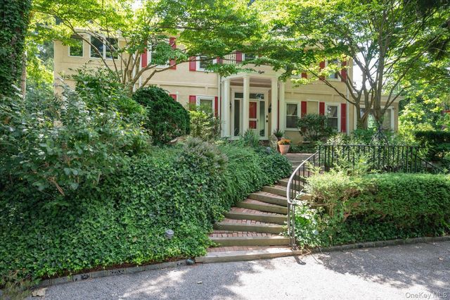 8 Magnolia Drive, Great Neck, NY 11021