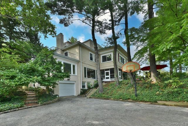 8 Magnolia Drive, Great Neck, NY 11021