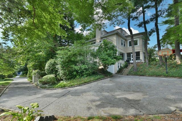 8 Magnolia Drive, Great Neck, NY 11021