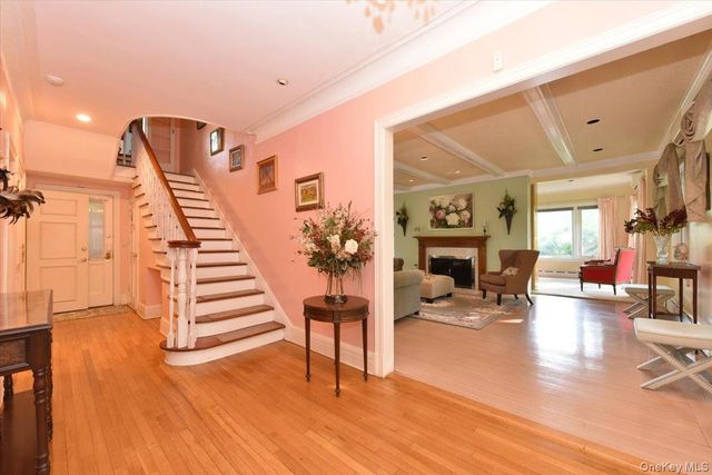 8 Magnolia Drive, Great Neck, NY 11021